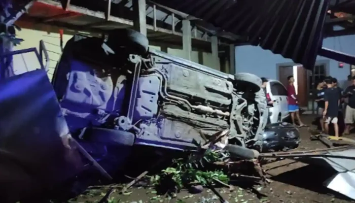 Mobil Seruduk Teras Rumah di Jalur Trenggalek-Tulungagung, Kasat Lantas: Pengemudi Tak Punya SIM