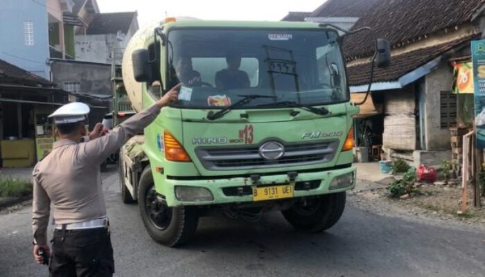 Nekat Terobos Jalur Alternatif Sempit, Truk-Truk Besar di Tulungagung Langsung Ditindak Tegas Polisi!