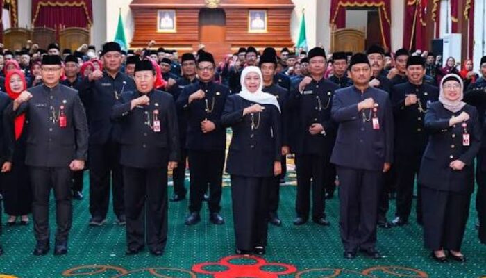 Lantik 65 Kepala Sekolah, Gubernur Khofifah Tekankan Ekosistem Pendidikan ‘Pintar dan Benar’ Menuju Indonesia Emas 2045