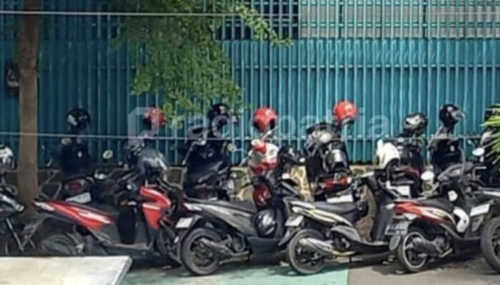 Parkir Sembarangan di Trotoar, Puluhan Pengendara di Kota Tulungagung Langsung Ditilang Petugas Gabungan