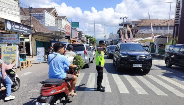 Haru dan Bahagia! 41 Jemaah Haji KBIHU Al Mukarromah Tiba di Bandung Tulungagung dengan Selamat