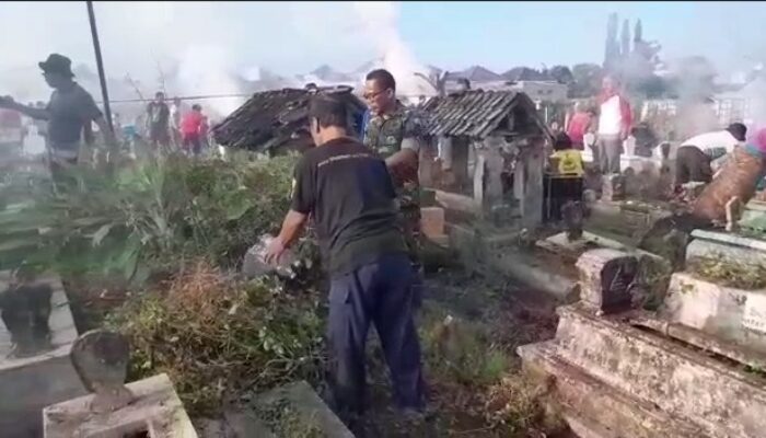 Aksi Bersih-Bersih TPU Setono Serut Kelurahan Kauman, Bukti Kemanunggalan TNI-Rakyat di Kabupaten Tulungagung
