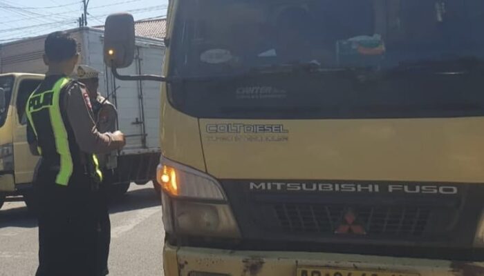 Nekat Terobos Jalur Alternatif Gondang, Puluhan Truk Bertonase Tinggi Ditilang Polisi
