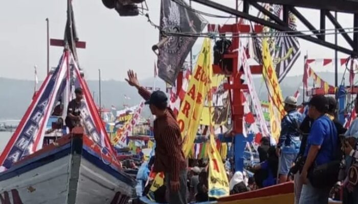 Mengintip Sakralnya Larung Sembonyo Pantai Popoh: Komitmen Plt Bupati Tulungagung Jaga Tradisi dan Dongkrak Ekonomi Pesisir