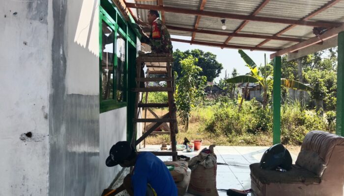 Babinsa Desa Bukur Dampingi Pengecatan Gawang Rumah Penerima Bantuan Rutilahu Gubernur Jatim