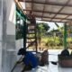 Babinsa Desa Bukur Dampingi Pengecatan Gawang Rumah Penerima Bantuan Rutilahu Gubernur Jatim
