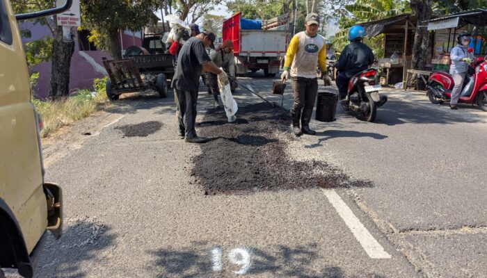 Dinas PUPR Tulungagung Lakukan Pemeliharaan Rutin Jalan Ruas Campurdarat-Sodo