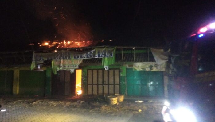 Pasar Ngemplak Tulungagung Membara Dini Hari, 5 Ruko Hangus Dilalap Si Jago Merah