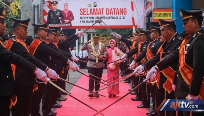 Prosesi Pedang Pora Sambut Kedatangan Kapolres Tulungagung yang Baru, AKBP Wiwin Junianto Supriyadi
