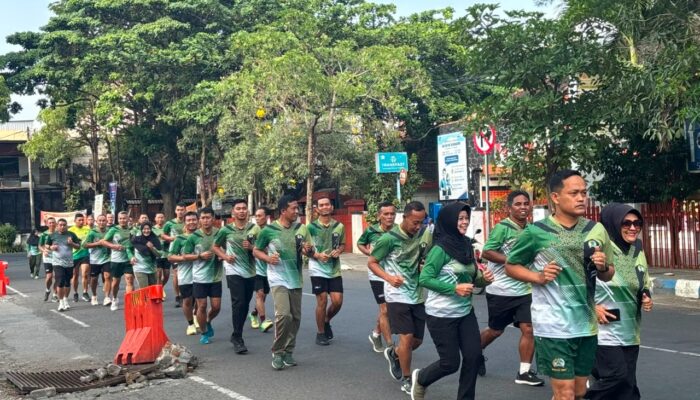 Jaga Kebugaran dan Cegah Cedera, Anggota Makodim Tulungagung Gelar Aerobik Lari Santai di Alun-alun