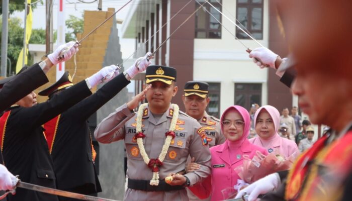 Tradisi Pedang Pora dan Lantunan Selawat Sambut Kapolres Trenggalek yang Baru