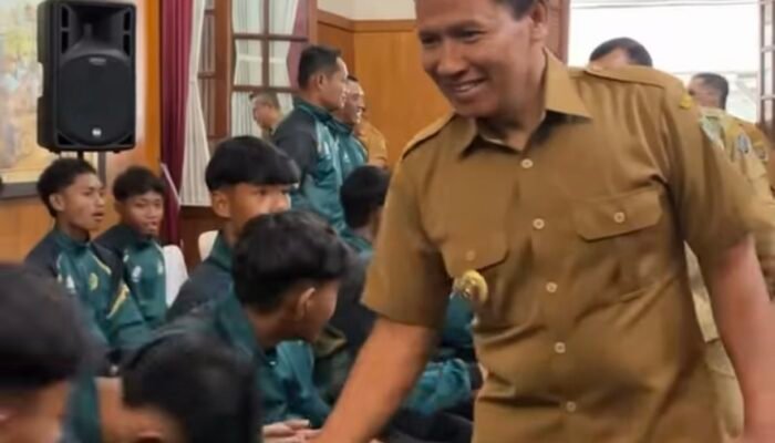Lepas 20 Pemain GSI ke Kota Batu, Plt. Bupati Tulungagung Pesan Jaga Sportivitas dan Kekompakan