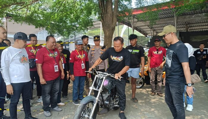 Hadiri Sewindu R2T, Plt Bupati Tulungagung Rangkul Ribuan Rider RX-King “Jogo Tulungagung”