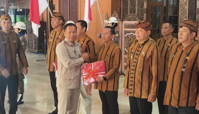 Plt Bupati Tulungagung Bagikan 10 Ribu Bendera Merah Putih kepada Seluruh Camat