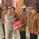 Plt Bupati Tulungagung Bagikan 10 Ribu Bendera Merah Putih kepada Seluruh Camat