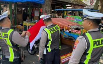 Gugah Nasionalisme di Jalanan, Polantas Trenggalek Kagetkan Pengendara Lewat Aksi Ini
