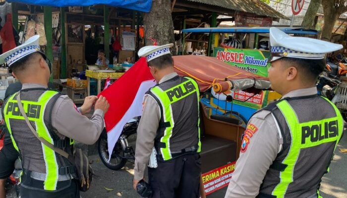 Gugah Nasionalisme di Jalanan, Polantas Trenggalek Kagetkan Pengendara Lewat Aksi Ini