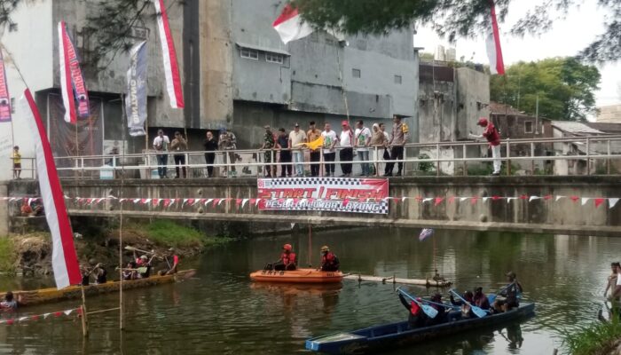 Plt Bupati Tulungagung Lepas Lomba Perahu Dayung Pinggir Kali Ngrowo.