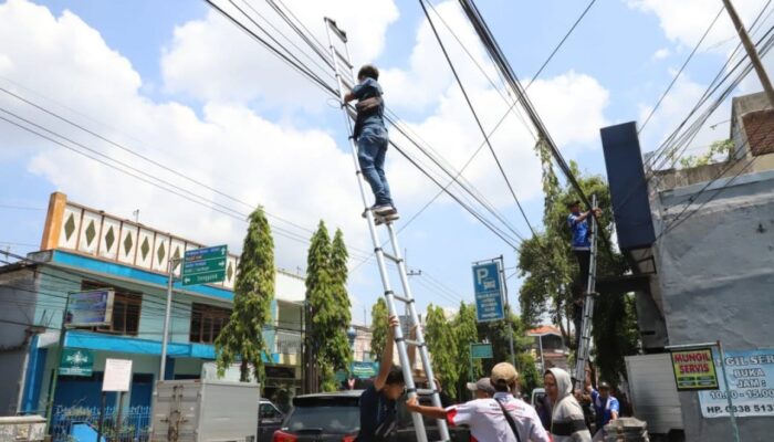 Bandel Tak Berizin, Pemkab Tulungagung Beri Ultimatum 10 Hari Copot Tiang FO Liar atau Ditebang Paksa