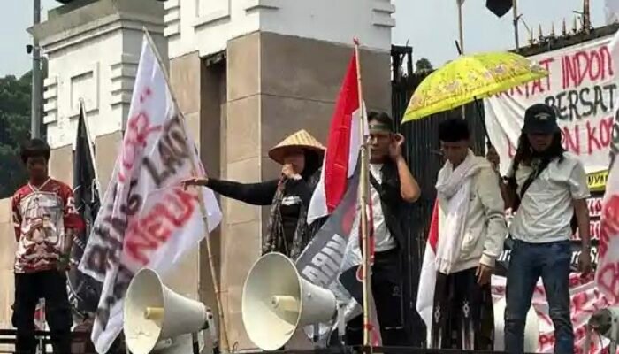 Ribuan Massa Kepung Gedung DPR RI Pagi Ini, Tuntut Hukum Mati Koruptor