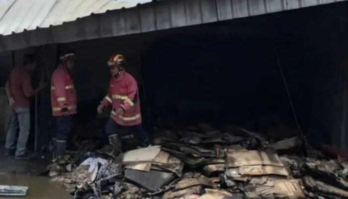 Kebakaran Melanda Pabrik Kosmetik di Tulungagung, Api Muncul dari Gudang Sampah