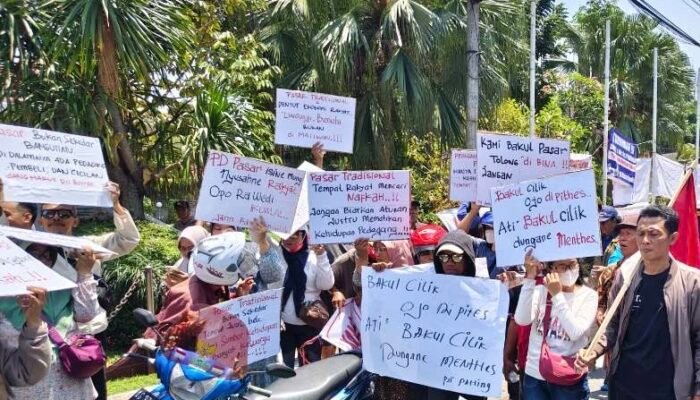 Ratusan Pedagang Pasar Tradisional di Kediri Ngluruk ke Balai Kota, Tuntut Pelonggaran Retribusi hingga Transparansi