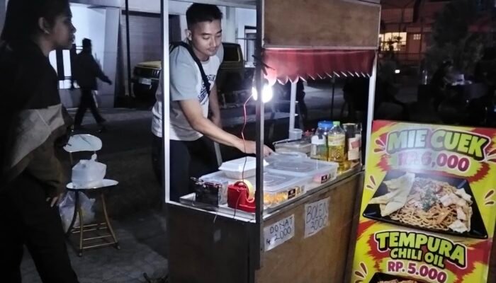 Ketulusan di Balik Gerobak Kecil: Rohadi Utomo, Pegawai RSUD dr. Iskak Tulungagung yang Tak Kenal Lelah Demi Nafkahi Keluarga