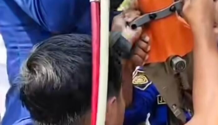 Iseng Berujung Panik, Kepala Siswa SD Tulungagung Tersangkut Tiang Ring Basket