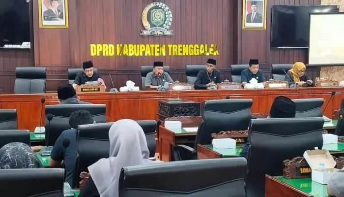 DPRD Trenggalek Sahkan Dua Raperda Penting dan Bahas Skema Dana Cadangan Pilkada 2029
