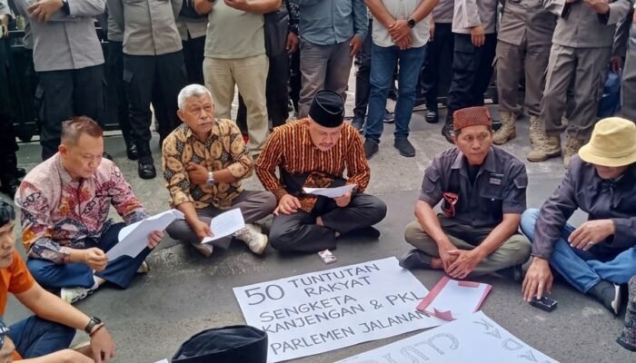 Temui Massa Parlemen Jalanan, DPRD Tulungagung Janji Kawal 50 Tuntutan Rakyat