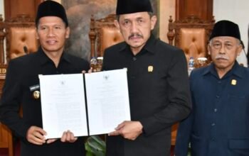 Pacu Pembangunan, Pemkab Tulungagung Serahkan Dua Ranperda Anggaran Sekaligus
