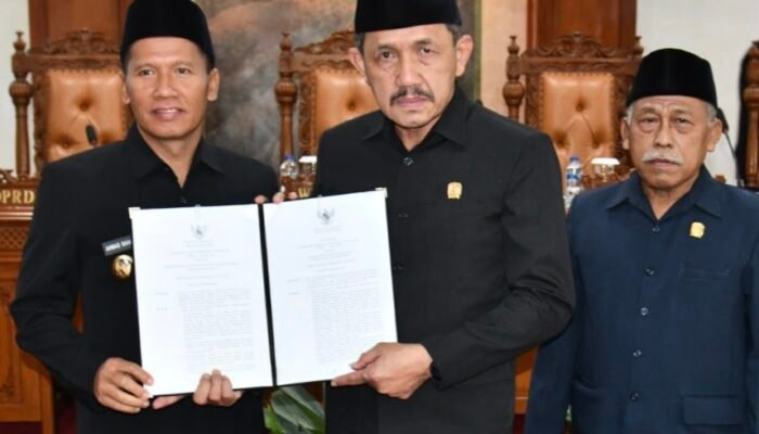 Pacu Pembangunan, Pemkab Tulungagung Serahkan Dua Ranperda Anggaran Sekaligus