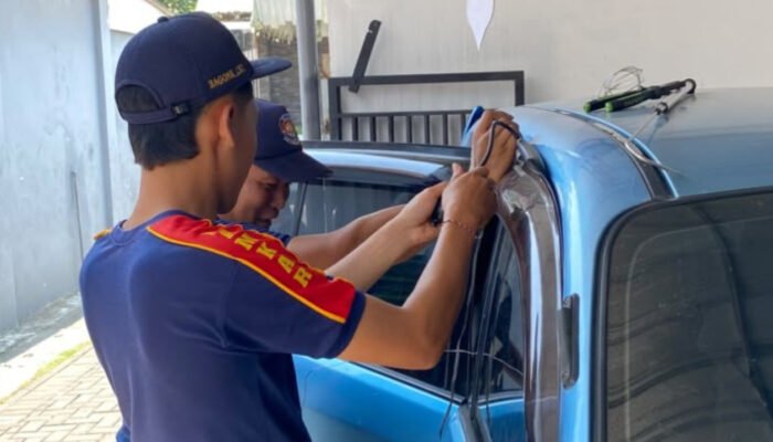 Balita 2,5 Tahun Terkunci di Dalam Mobil di Pare Kediri, Petugas Damkar Turun Tangan
