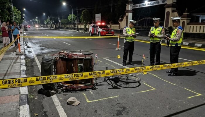 Pengayuh Becak Tewas Tertabrak Mobil Pikap di Depan TMP Blitar, Sopir Melarikan Diri