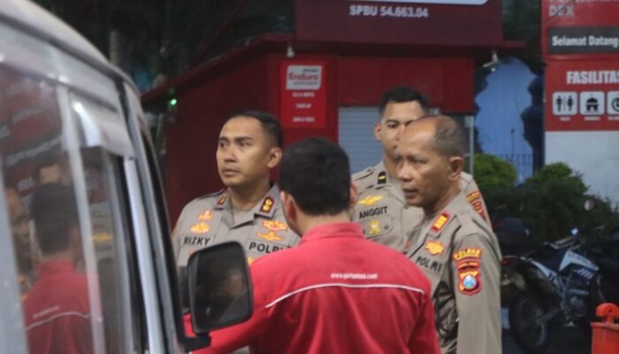 Pastikan Wilayah Aman dan Stok BBM Aman, Kapolres Trenggalek Pimpin Langsung Patroli Subuh Bersepeda Motor