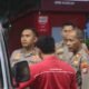 Pastikan Wilayah Aman dan Stok BBM Aman, Kapolres Trenggalek Pimpin Langsung Patroli Subuh Bersepeda Motor ​TRENGGALEK – Kepala Kepolisian Resor (Kapolres) Trenggalek, AKBP Rizky Tri Putra Erryka Adi Wijaya, S.I.K., M.H., memimpin langsung jalannya patroli subuh di sejumlah titik strategis Kabupaten Trenggalek pada Sabtu (24/10/2026). Langkah ini dilakukan guna memastikan situasi Keamanan dan Ketertiban Masyarakat (Kamtibmas) di wilayah hukum Trenggalek tetap aman dan kondusif. ​Kegiatan patroli diawali dengan pelaksanaan salat subuh berjamaah bersama warga di Masjid Agung Baiturrahman Trenggalek. Seusai beribadah, AKBP Rizky didampingi jajaran Pejabat Utama (PJU) Polres Trenggalek mengendarai sepeda motor menyisir beberapa lokasi yang dinilai rawan potensi gangguan keamanan. ​Rombongan patroli pertama kali menyasar Pasar Subuh, pusat perbelanjaan masyarakat Trenggalek pada dini hari. Di lokasi ini, AKBP Rizky turun langsung menyapa dan berinteraksi dengan para pedagang maupun pengunjung pasar. ​”Kami berbincang ringan mengenai situasi keamanan di pasar, harga kebutuhan pokok, sayuran, dan lain-lain. Kami juga menyerap masukan serta saran dari masyarakat terkait hal-hal yang sekiranya bisa kami bantu,” ujar AKBP Rizky, Sabtu (24/10/2026). ​Setelah memastikan situasi di area pasar berjalan aman dan lancar, rombongan patroli melanjutkan peninjauan ke sejumlah Stasiun Pengisian Bahan Bakar Umum (SPBU) di kawasan lingkar kota Trenggalek. Peninjauan ini difokuskan untuk memantau keamanan serta memastikan ketersediaan pasokan Bahan Bakar Minyak (BBM) agar tidak terjadi antrean panjang. ​Langkah preventif tersebut diambil menyikapi tren kelangkaan BBM yang sempat memicu antrean panjang di beberapa daerah akibat keterlambatan pasokan, yang berpotensi memengaruhi stabilitas sosial dan ekonomi masyarakat. ​”Kami cek langsung ketersediaan BBM di lapangan. Alhamdulillah stoknya masih mencukupi kebutuhan masyarakat. Kendati demikian, kami mengingatkan para petugas SPBU agar tetap menjaga pembagian shift dan melayani masyarakat secara optimal supaya antrean kendaraan tidak membludak,” pungkasnya. ​Melalui patroli subuh berkala ini, Polres Trenggalek berkomitmen untuk terus menghadirkan rasa aman dan mengawal kelancaran aktivitas ekonomi warga sejak dini hari.
