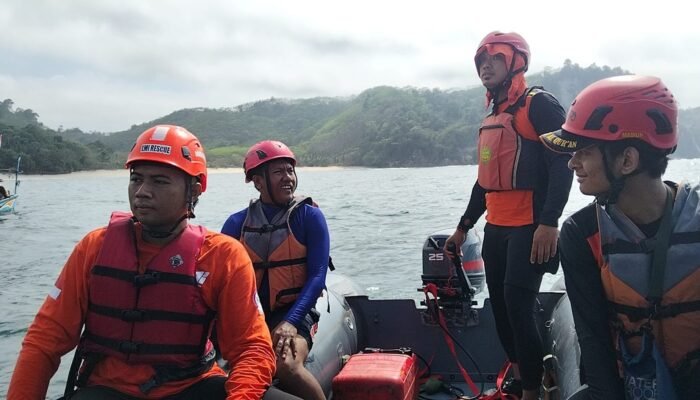 Pencarian Korban Hilang di Pantai Ngalur Tulungagung Hari Ke-3: Tim SAR Terhalang Gelombang Tinggi