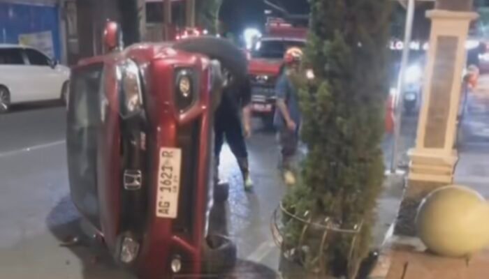 Mobil Brio Merah Terbalik di Alun-Alun Tulungagung, Pengemudi Diduga Mengantuk