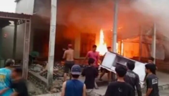 Kebakaran Hanguskan Rumah dan Tempat Usaha di Jombang, Kerugian Ditaksir Capai Rp800 Juta