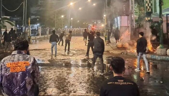 Demo Hari Sumpah Pemuda di Malioboro Berujung Kericuhan, Toko Tutup Lebih Awal dan Fasilitas Jalan Dibakar