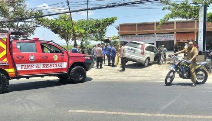 Mobil Mantan Direktur RSUD dr. Iskak Terperosok ke Parit di Kauman, Damkar Tulungagung Turun Tangan