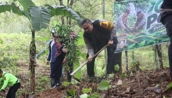 Atasi Kekeringan di Watulimo, Kapolres Trenggalek Blusukan Salurkan Air Bersih dan Tanam Pohon Beringin