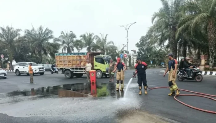 Ancam Nyawa Pengendara Libur Akhir Pekan, Tumpahan Solar di Jalur SLG Disemprot Damkar Kediri